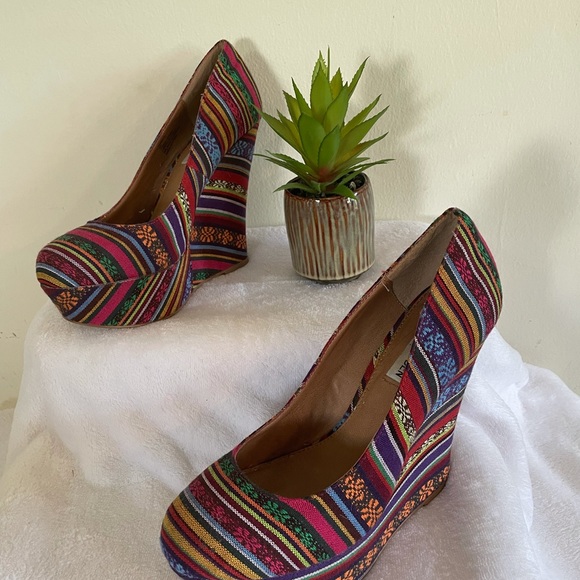Steve Madden Multi Color Wedge Heels, Size 8M - Picture 3 of 4